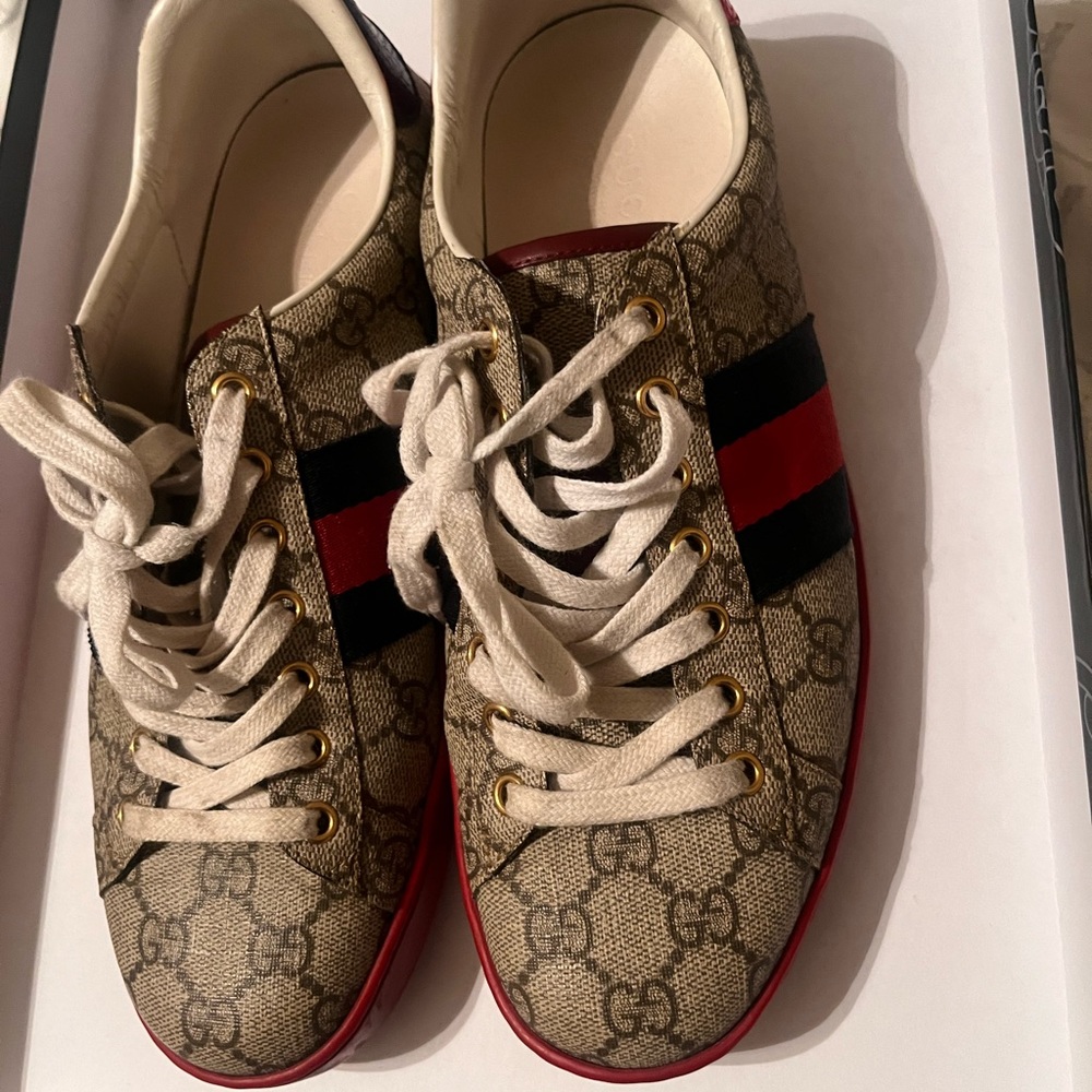 Gucci size 42 /9 us